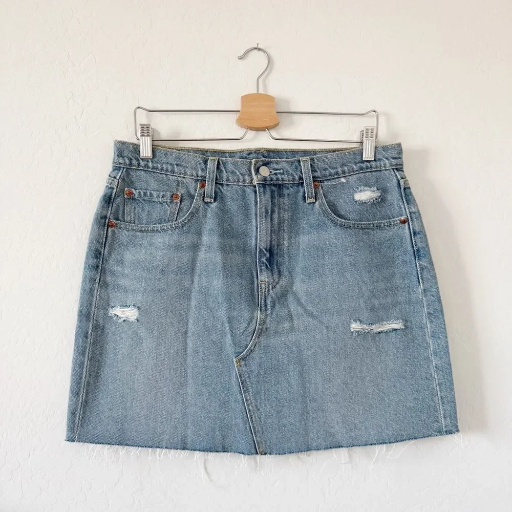 NEW Levi’s High Rise Iconic Red Tab Distressed Light Wash Denim Mini Skirt Sz 31
